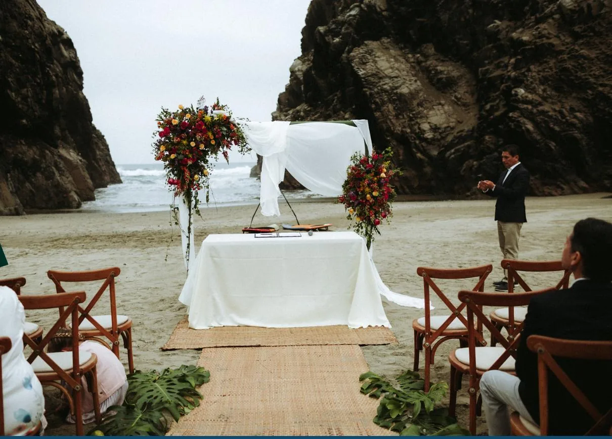 Ceremonia de boda frente al mar en Asia Lima